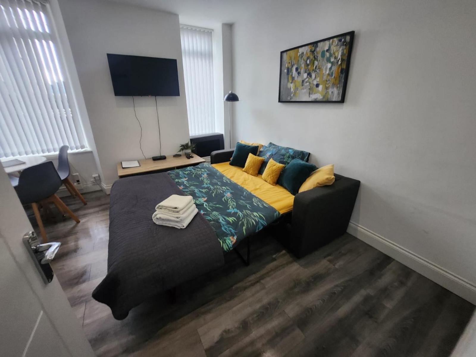 Apartment - Sleeps 4 - Pet Friendly *