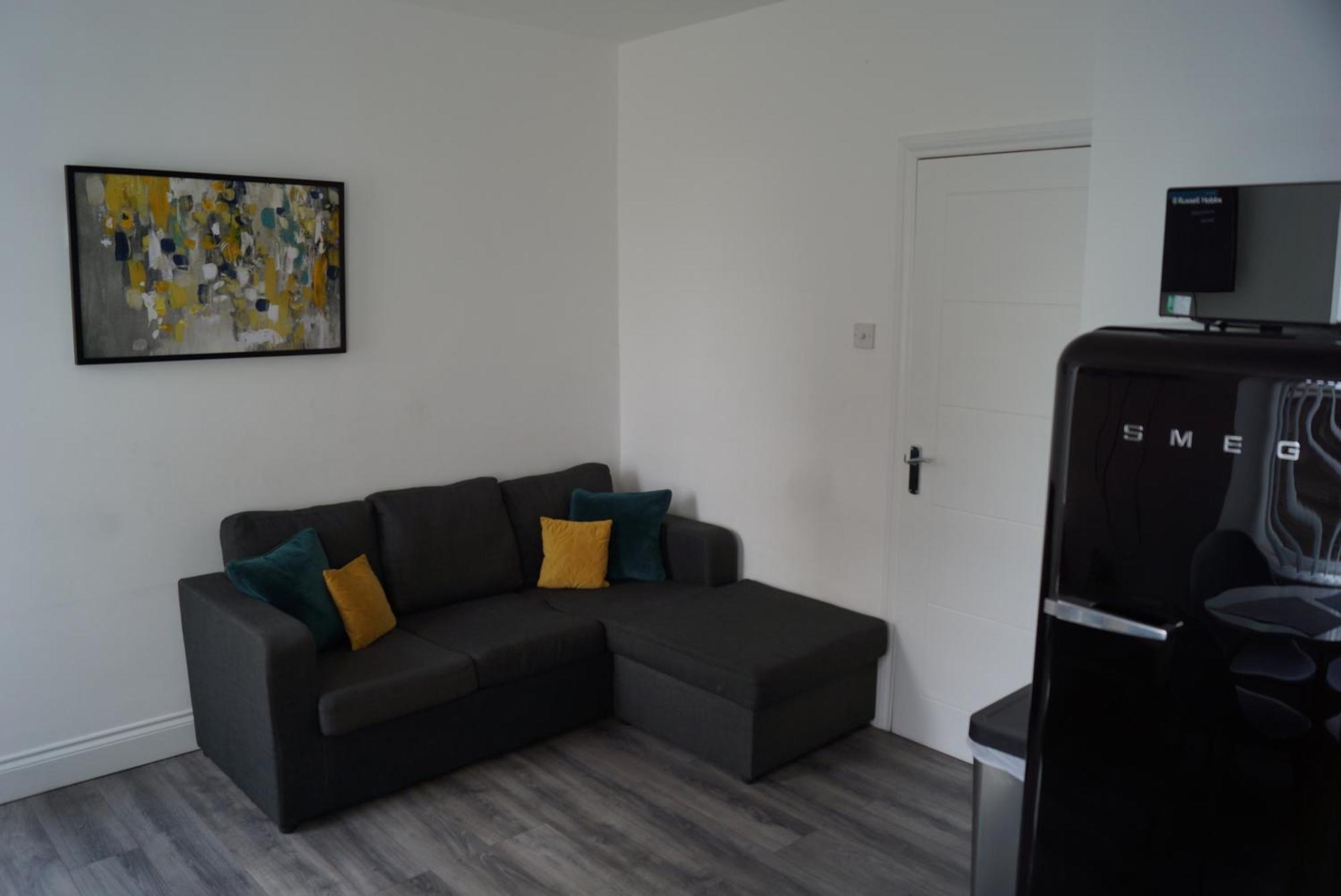 Apartment - Sleeps 4 - Pet Friendly *