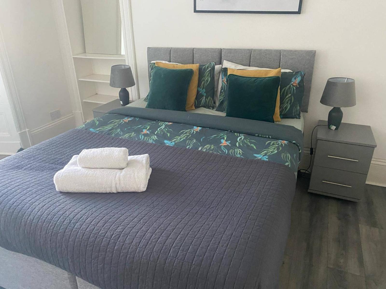 - Sleeps 4 - Pet Friendly Apartment *